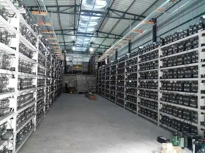 Bitcoin mining farm utilizing natural cooling methods
