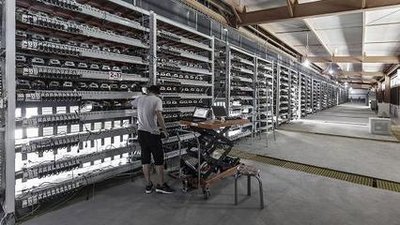 An overview of a modern mining farm utilizing renewable energy for eco-friendly operations